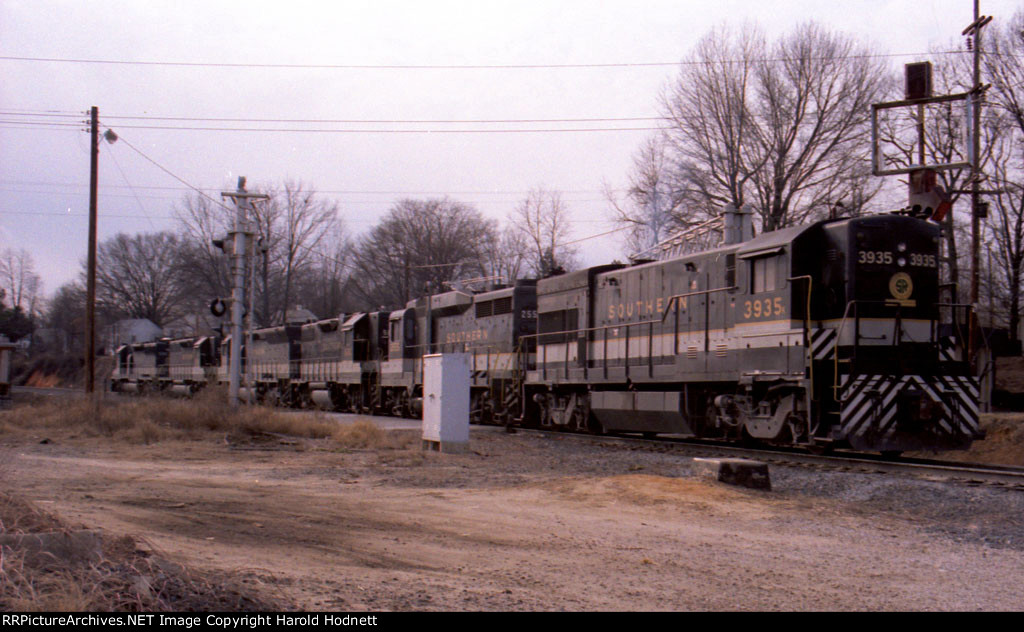 A string of 6 locos backs down towards Glenwood Yard